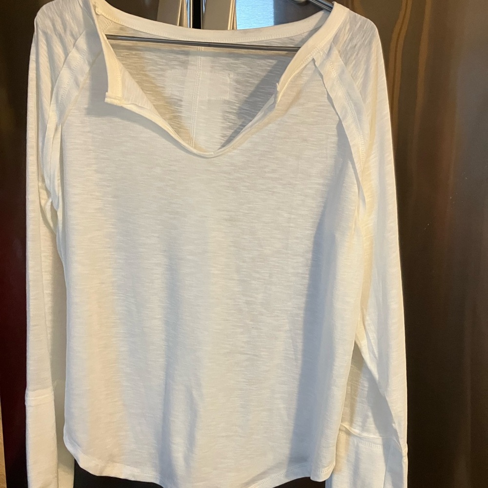Casual White Long-Sleeve V-Neck Tee
